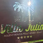 Julia Nyaraló *